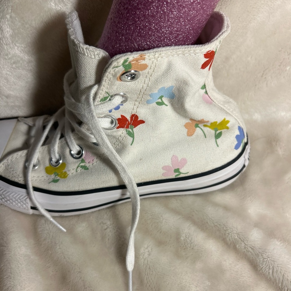 Precious Converse with flowers, excellent condition